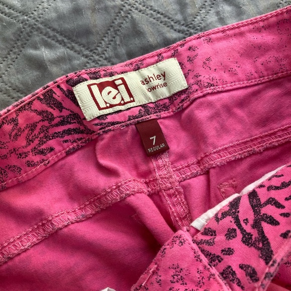 Hot Pink Leopard LEI Jrs 7 Distressed Shorts - Picture 11 of 12